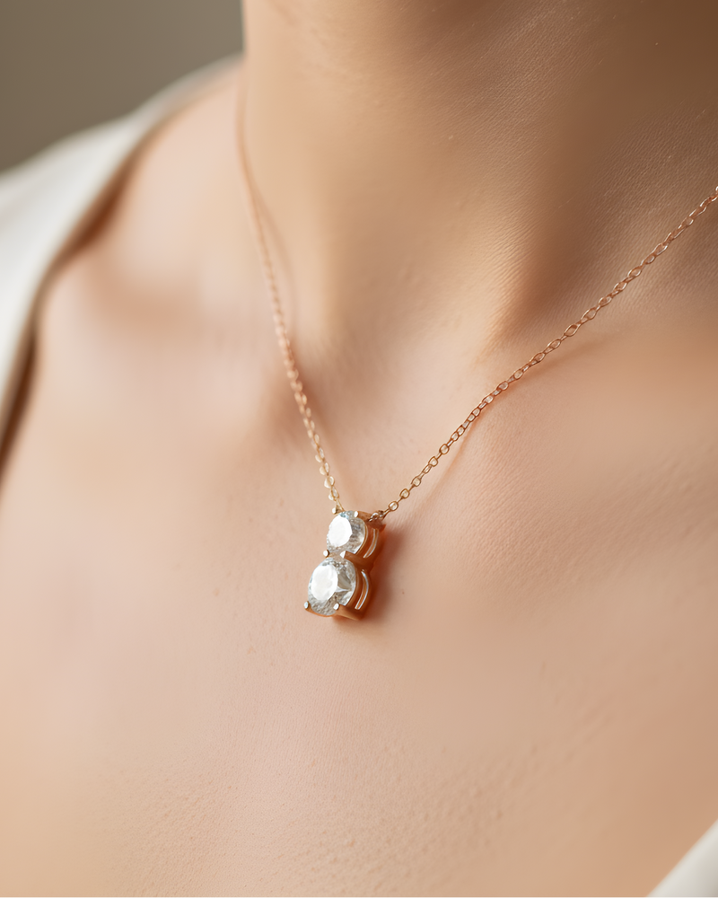 Collier « Double Rond Intemporel XL » en argent 925 doré à l’or rose 18 carats, double pendentif aux formes rondes élégantes agrémenté de deux zirconiums brillants montés sur griffe, finition polie brillante.