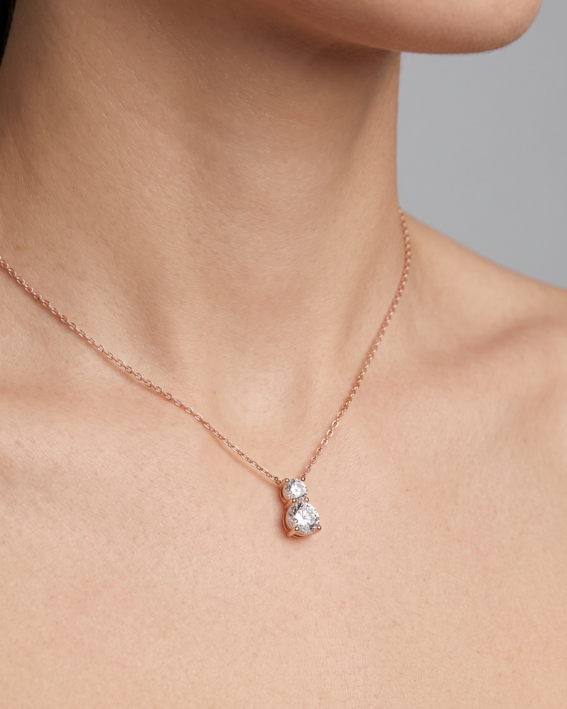 Collier « Double Rond Intemporel XL » en argent 925 doré à l’or rose 18 carats, double pendentif aux formes rondes élégantes agrémenté de deux zirconiums brillants montés sur griffe, finition polie brillante.
