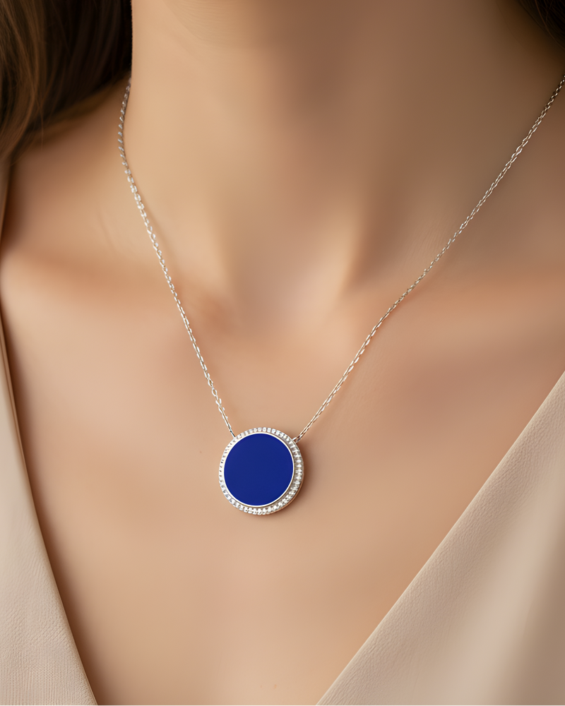 Collier en argent 925 rhodié, orné d’une grosse médaille ronde sertie d’une pierre lapis-lazuli, finition polie brillante.