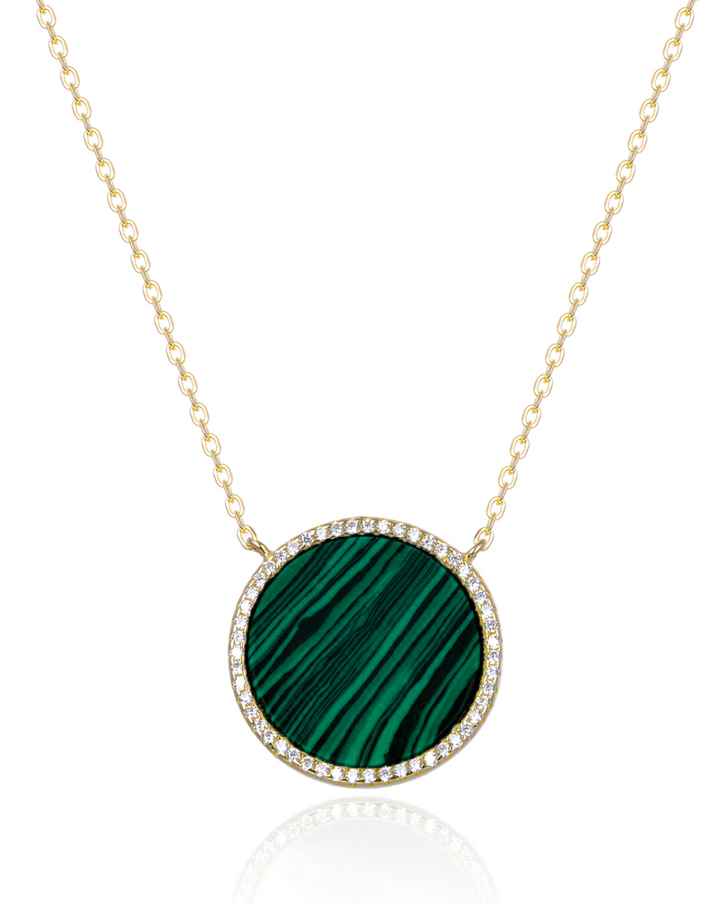 Collier en argent 925 doré à l'or jaune 18 carats, orné d’une grosse médaille ronde sertie d’une pierre malachite, finition polie brillante.