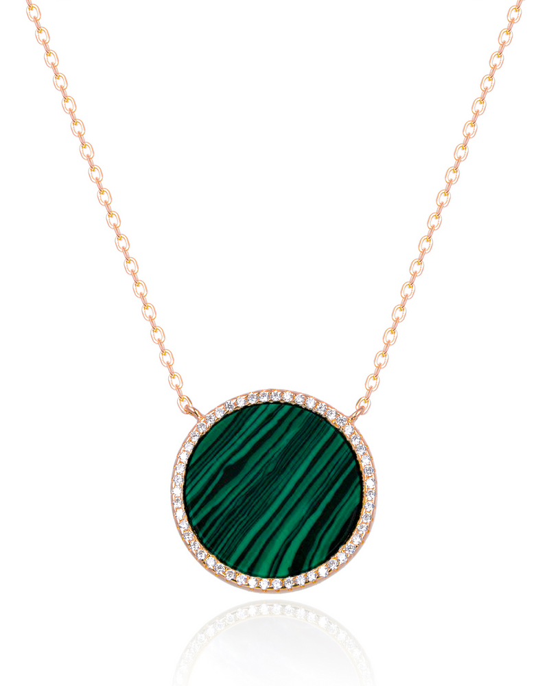 Collier en argent 925 doré à l'or rose 18 carats, orné d’une grosse médaille ronde sertie d’une pierre malachite, finition polie brillante.