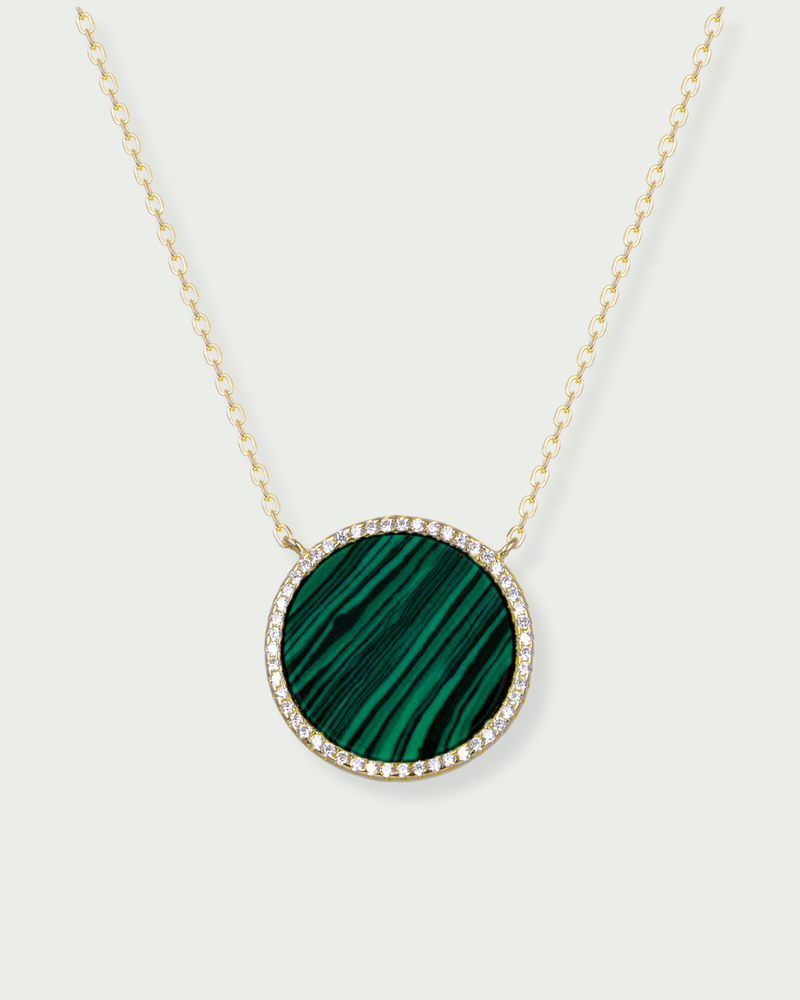 Collier en argent 925 doré à l'or rose 18 carats, orné d’une grosse médaille ronde sertie d’une pierre malachite, finition polie brillante.