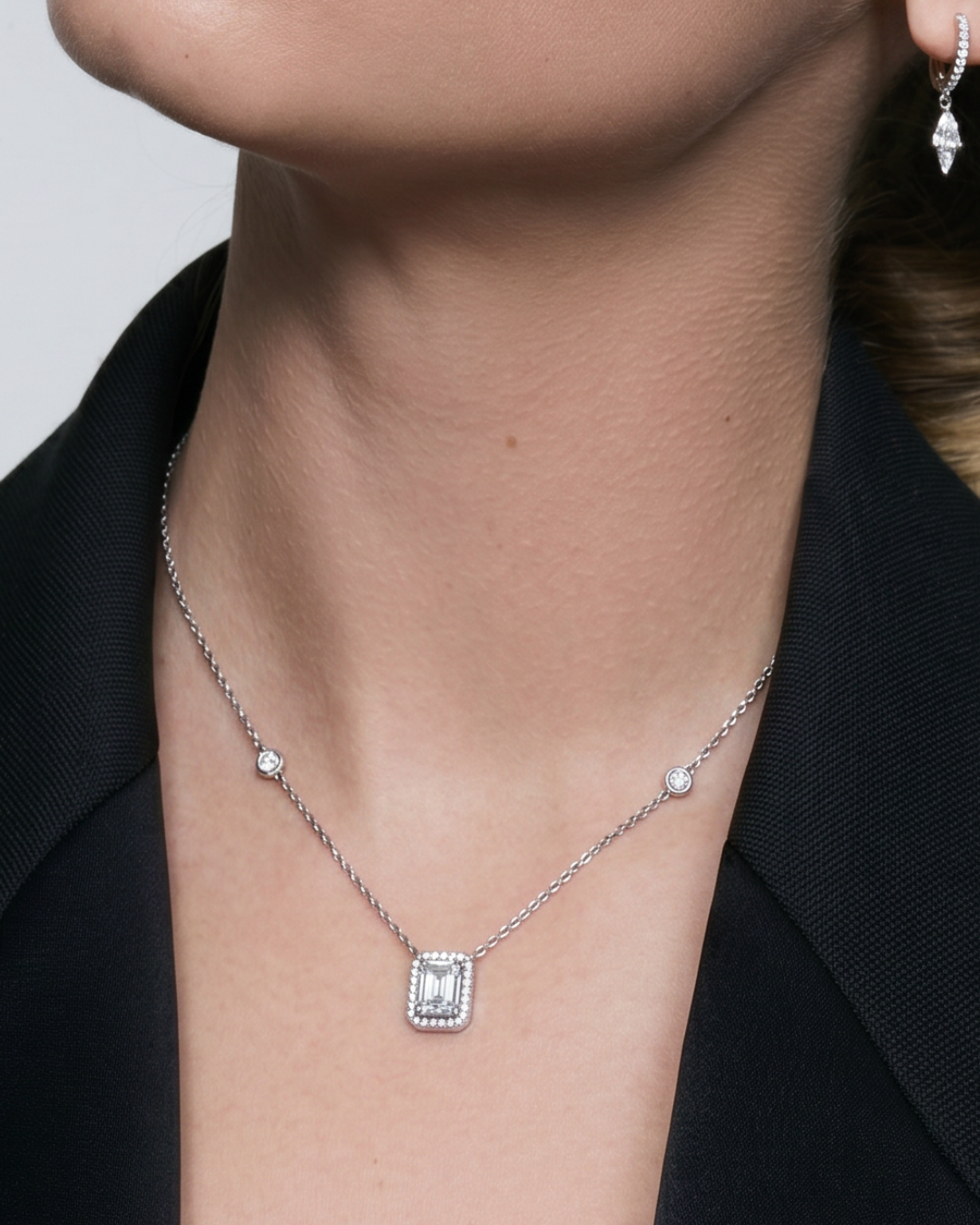 Collier Émeraude en argent 925 doré à l’or rose 18 carats, orné d’un zirconium blanc taille émeraude entouré d’un pavage de zirconiums scintillants.