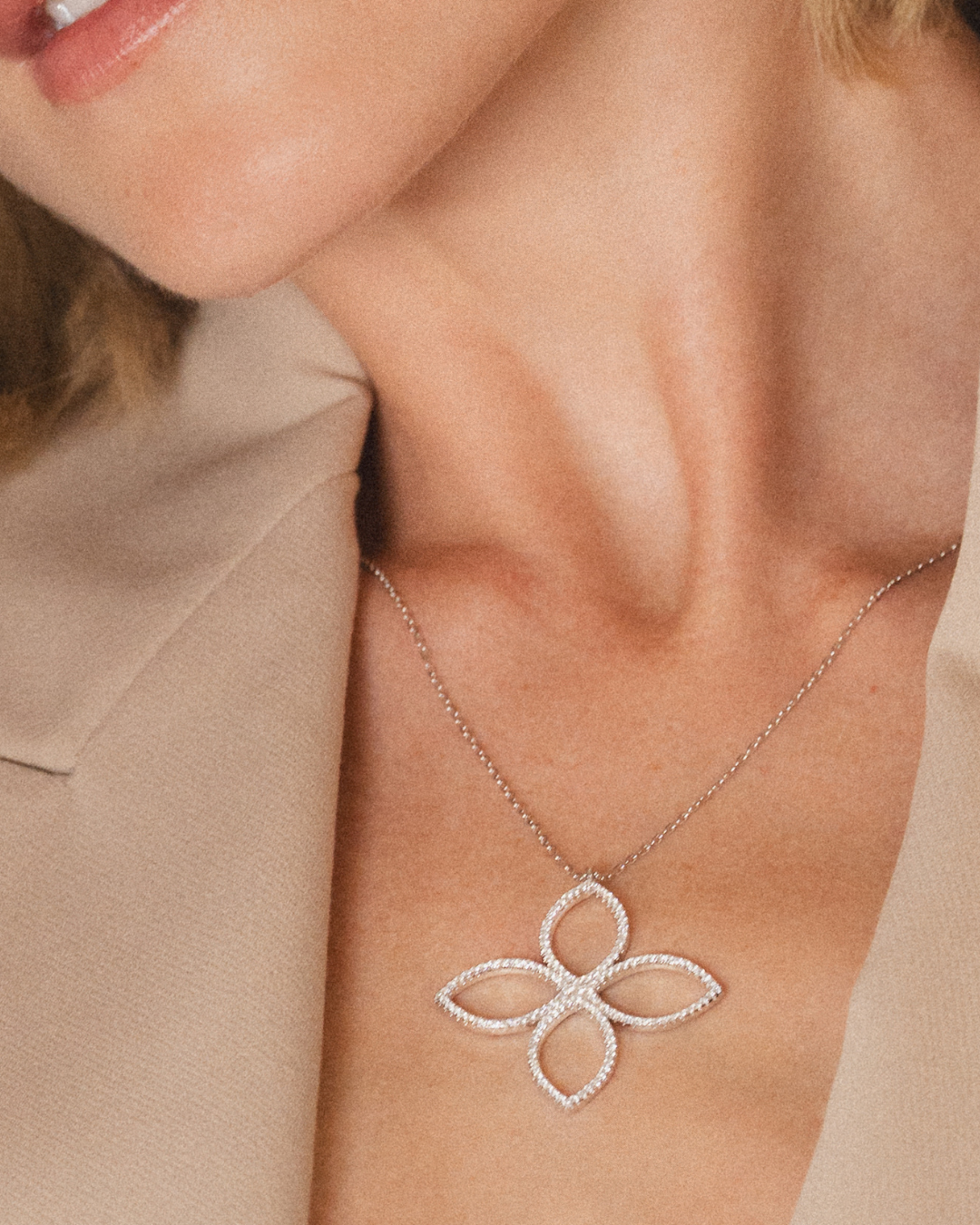 Collier pendant Fleur Éternelle - BLANC