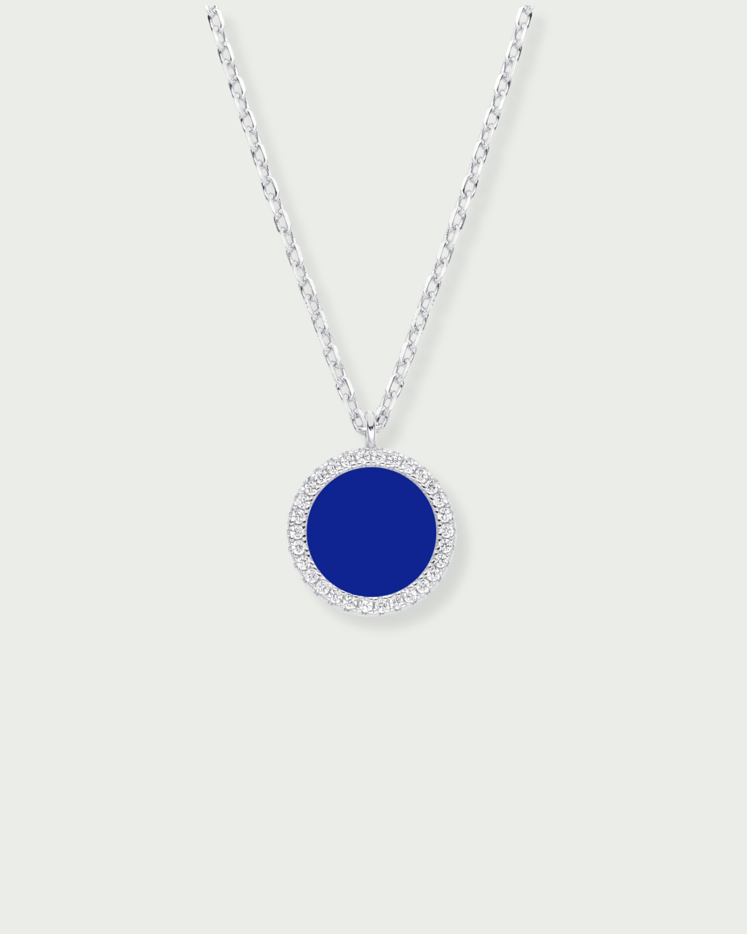 Collier en argent 925 rhodié, orné d’une petite médaille ronde sertie d’une pierre lapis-lazuli, finition polie brillante.