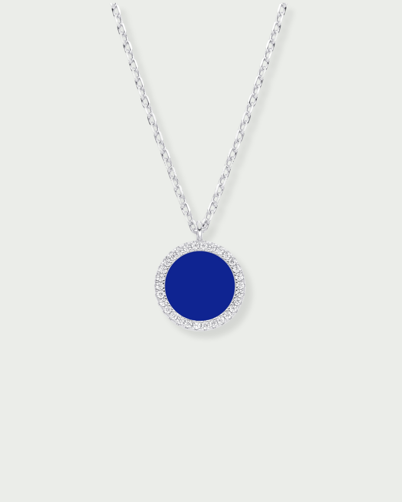 Collier en argent 925 rhodié, orné d’une petite médaille ronde sertie d’une pierre lapis-lazuli, finition polie brillante.