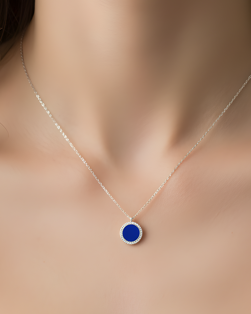 Collier en argent 925 rhodié, orné d’une petite médaille ronde sertie d’une pierre lapis-lazuli, finition polie brillante.