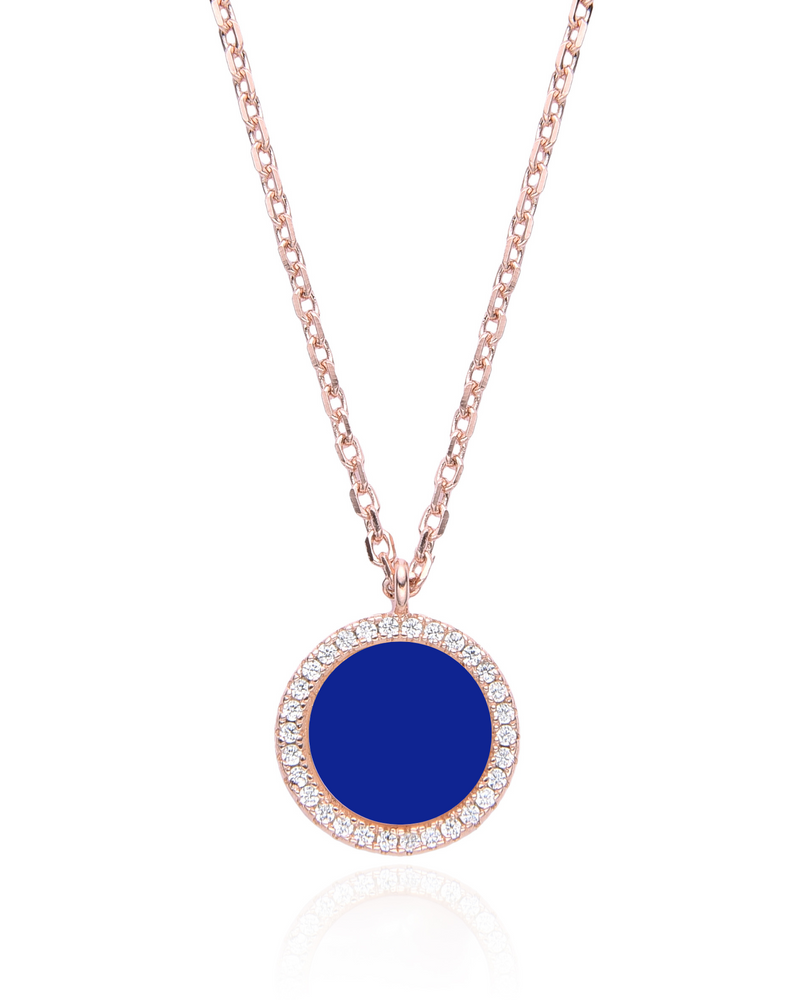 Collier en argent 925 doré à l'or rose 18 carats, orné d’une petite médaille ronde sertie d’une pierre lapis-lazuli, finition polie brillante.
