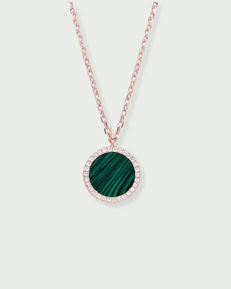 Collier en argent 925 doré à l'or jaune 18 carats, orné d’une petite médaille ronde sertie d’une pierre  malachite, finition polie brillante.