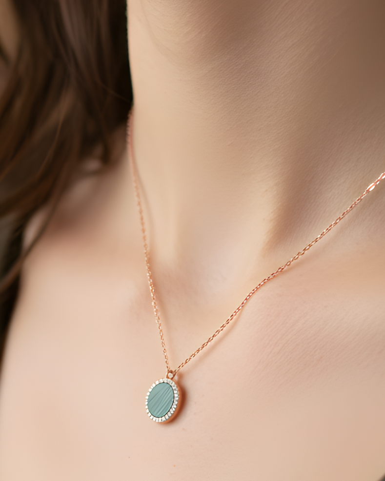 Collier en argent 925 doré à l'or jaune 18 carats, orné d’une petite médaille ronde sertie d’une pierre  malachite, finition polie brillante.