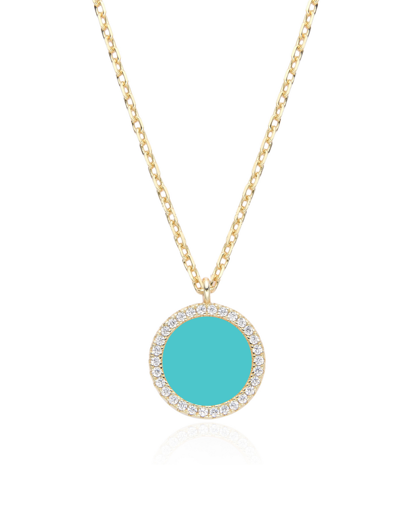 Collier en argent 925 doré à l'or jaune 18 carats, orné d’une petite médaille ronde sertie d’une pierre turquoise, finition polie brillante.