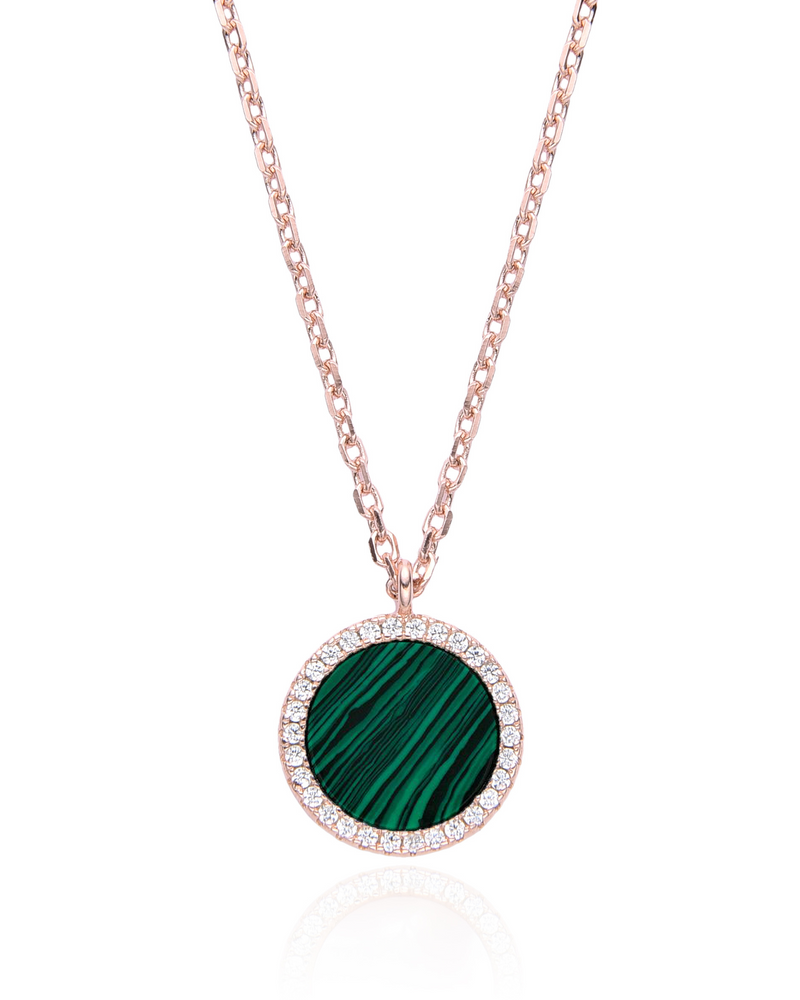 Collier en argent 925 doré à l'or jaune 18 carats, orné d’une petite médaille ronde sertie d’une pierre  malachite, finition polie brillante.