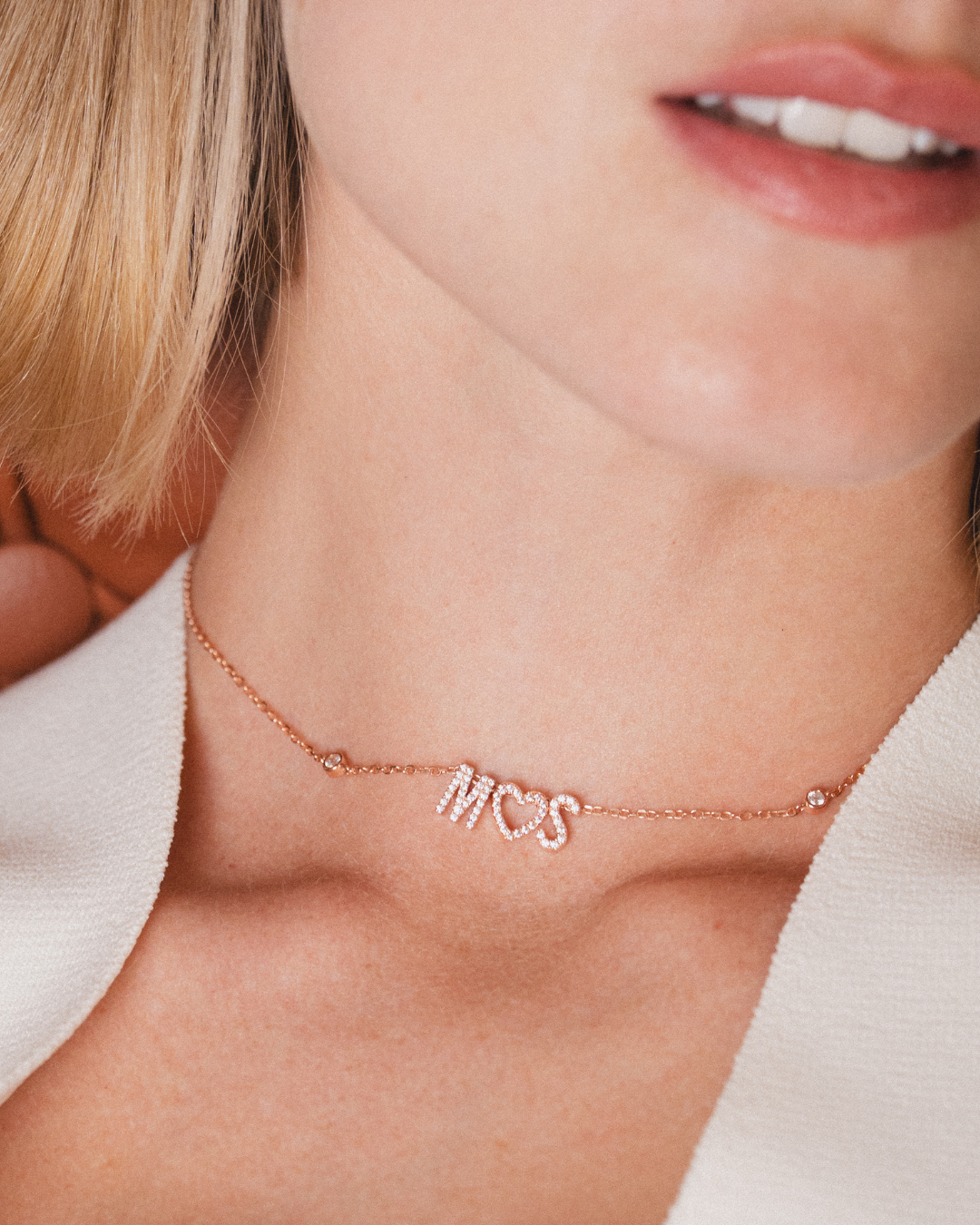 Collier personnalisable en argent 925 doré à l'or 18 carats rose avec chaîne fine et lettres à composer, bijou femme sur mesure.