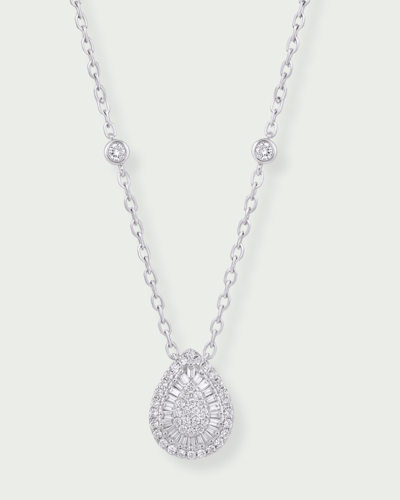 Collier argent 925 rhodié avec pendentif poire pavé zirconium taille baguette.