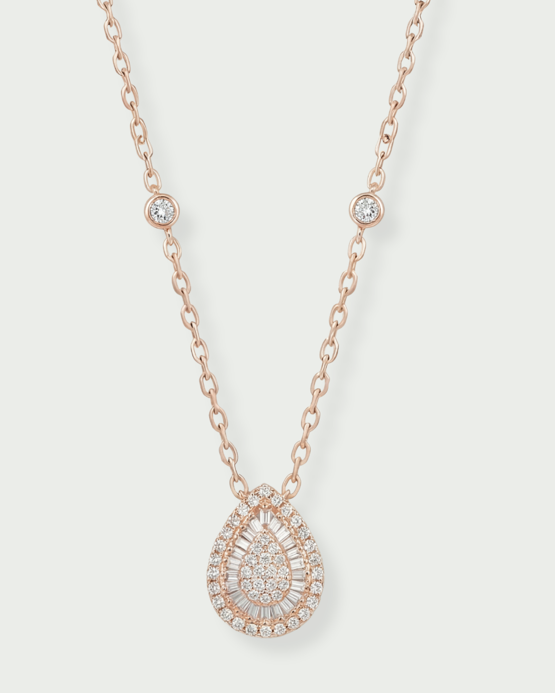 Collier argent 925 doré à l'or rose 18 Carats avec pendentif poire pavé zirconium taille baguette.