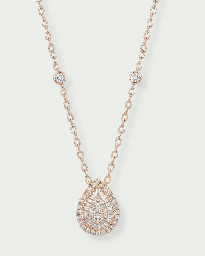 Collier argent 925 doré à l'or rose 18 Carats avec pendentif poire pavé zirconium taille baguette.