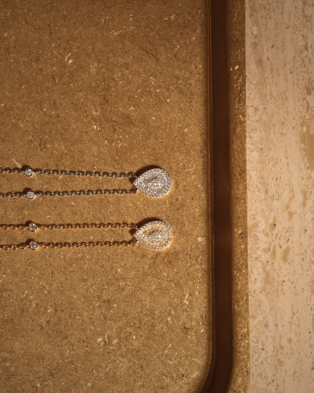 Collier argent 925 blanc et rose avec pendentif poire pavé zirconium taille baguette.