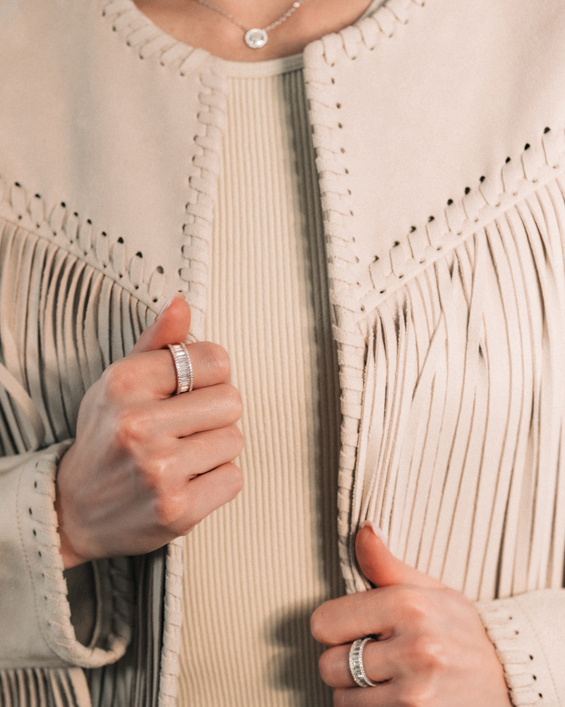 Collier argent 925 rhodié avec pendentif rond pavé zirconium baguettes.