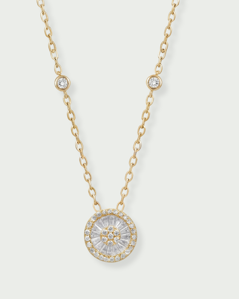 Collier argent 925 doré à l'or 18 carats avec pendentif rond pavé zirconium baguettes.