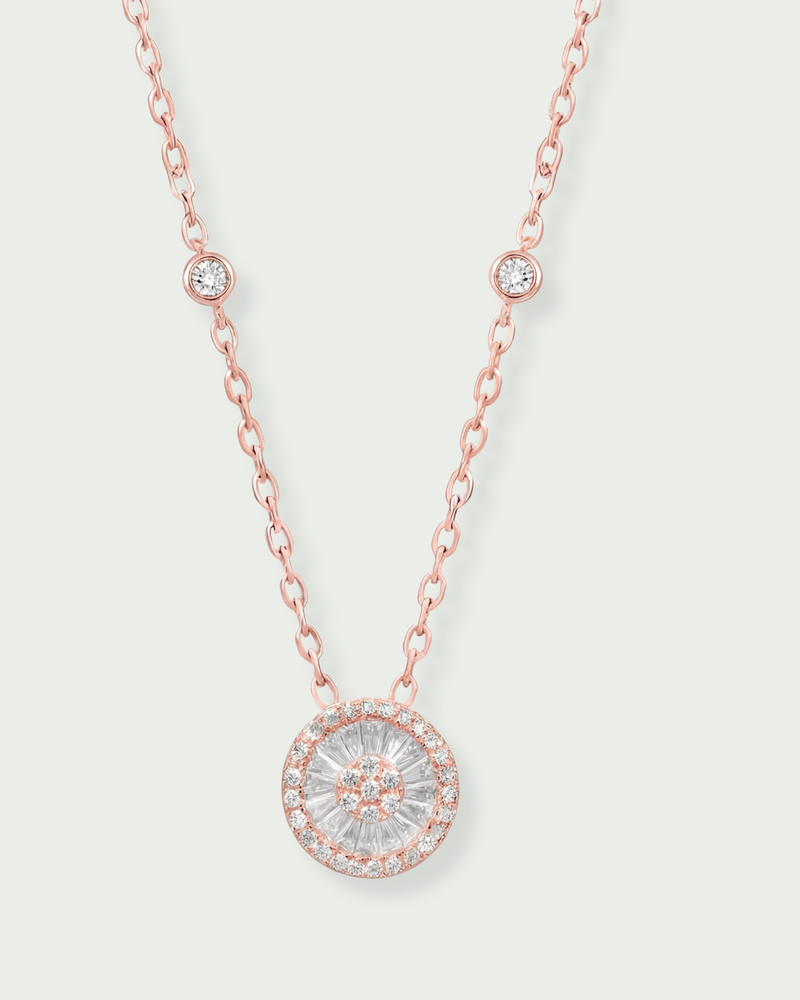 Collier argent 925 doré à l’or rose 18 carats avec pendentif rond pavé zirconium baguettes.
