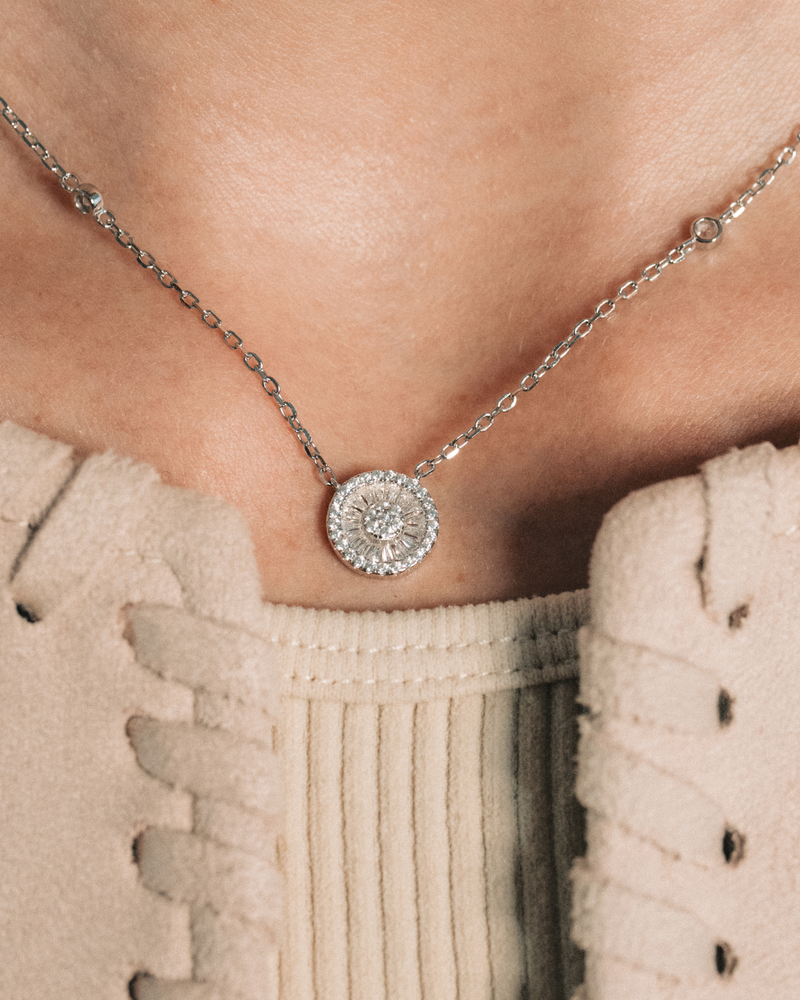 Collier argent 925 doré à l’or rose 18 carats avec pendentif rond pavé zirconium baguettes.