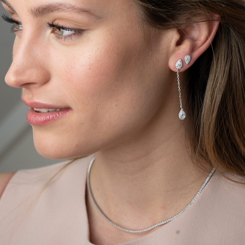 Collier Tennis Intemporel – Doré en argent 925 doré à l’or 18 carats, ligne continue de pierres délicatement serties pour un éclat uniforme et raffiné, finition lumineuse résistante à l’oxydation, fermoir sécurisé, conçu pour sublimer le décolleté.