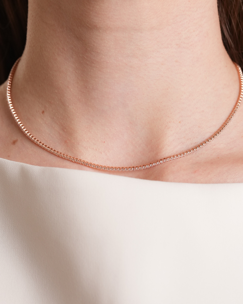 Collier Tennis Intemporel – Rose en argent 925 doré à l’or rose 18 carats, ligne continue de pierres délicatement serties pour un éclat homogène et raffiné, finition lumineuse résistante à l’oxydation, fermoir sécurisé, imaginé pour illuminer le décolleté.