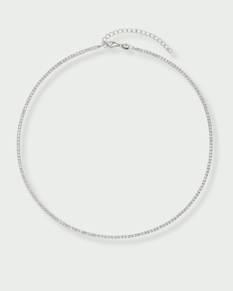 Collier Tennis Intemporel – Blanc en argent 925 rhodié, ligne de pierres finement serties, finition polie brillante résistante à l’oxydation, fermoir sécurisé, éclat pur et intemporel.
