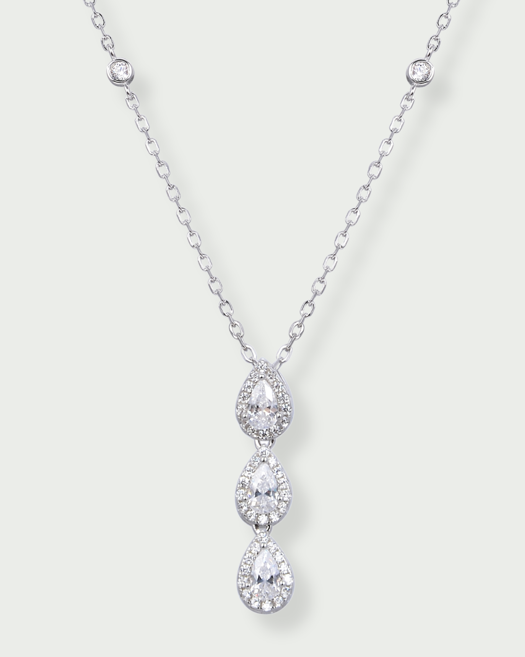 Collier « 3  Poires Sweet Pear » en argent 925 rhodié, orné de trois pendentifs en zirconium taille poire, chaîne fine avec réglage