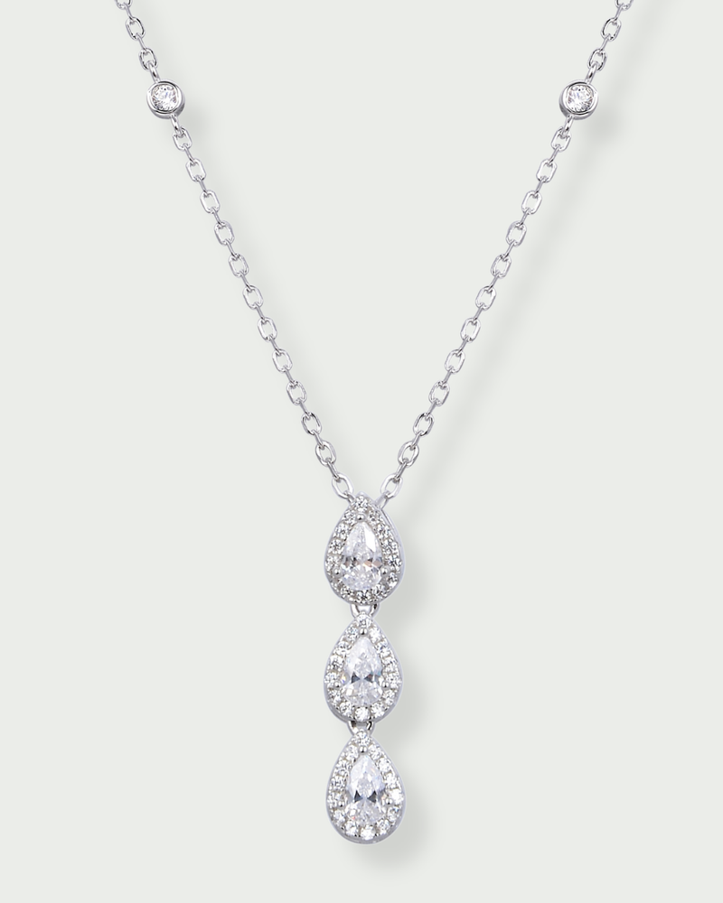 Collier « 3  Poires Sweet Pear » en argent 925 rhodié, orné de trois pendentifs en zirconium taille poire, chaîne fine avec réglage
