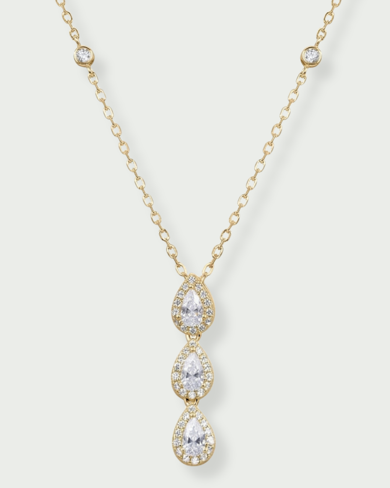 Collier « 3  Poires Sweet Pear » en argent 925 doré à l’or fin, orné de trois pierres en zirconium taille poire, chaîne de 38 cm (+ 8 cm réglable), finition polie brillante.