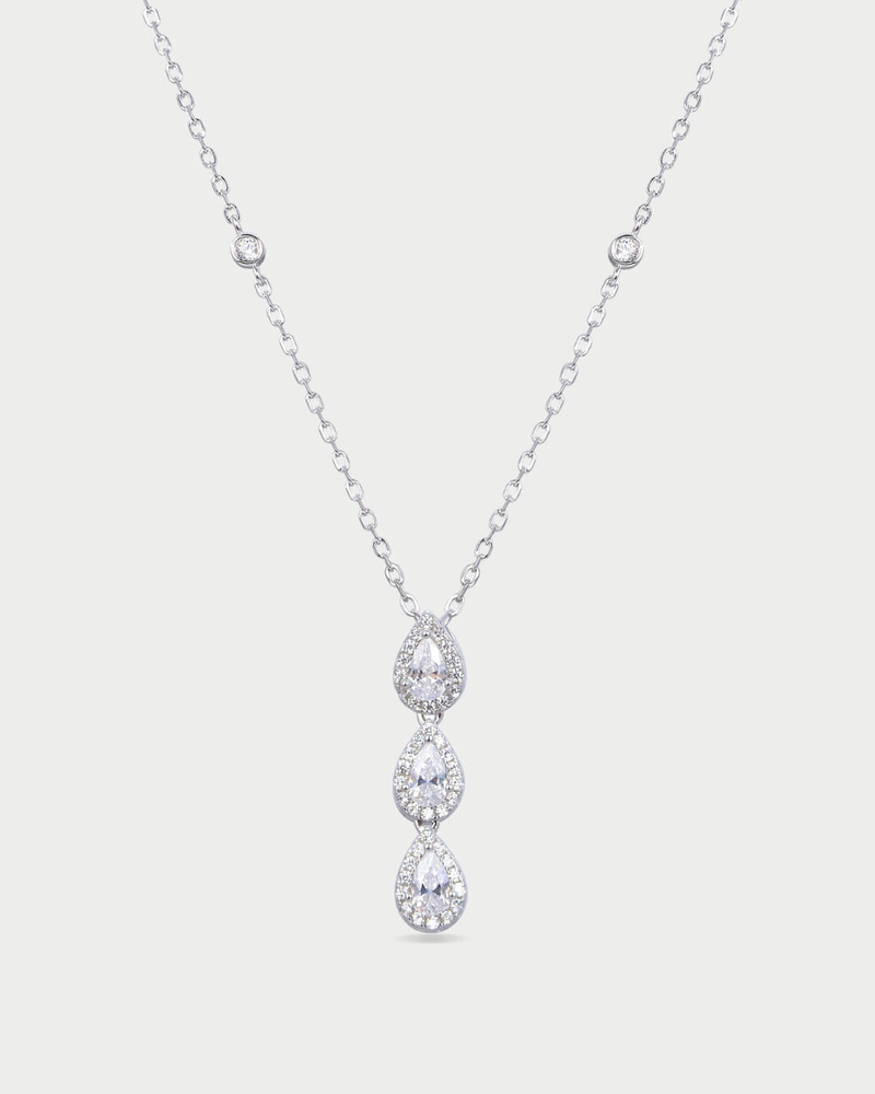 Collier « 3  Poires Sweet Pear » en argent 925 rhodié, orné de trois pendentifs en zirconium taille poire, chaîne fine avec réglage