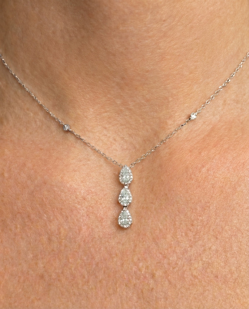 Collier « 3  Poires Sweet Pear » en argent 925 rhodié, orné de trois pendentifs en zirconium taille poire, chaîne fine avec réglage