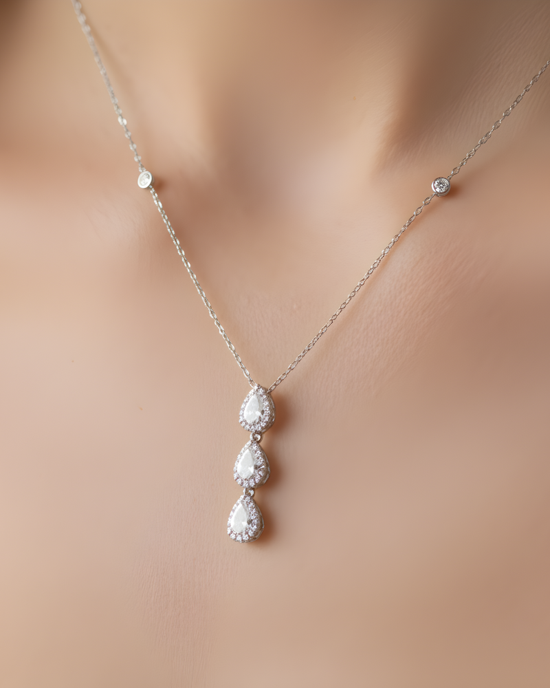 Collier « 3  Poires Sweet Pear » en argent 925 rhodié, orné de trois pendentifs en zirconium taille poire, chaîne fine avec réglage