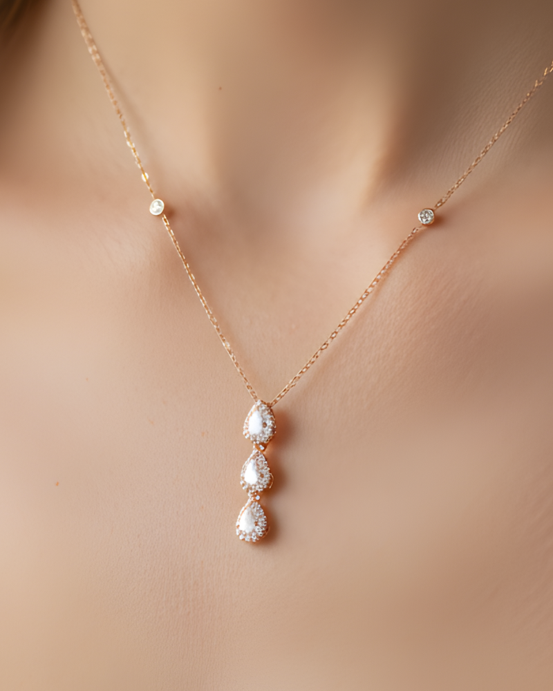 Collier « 3  Poires Sweet Pear » en argent 925 doré à l’or fin, orné de trois pierres en zirconium taille poire, chaîne de 38 cm (+ 8 cm réglable), finition polie brillante.