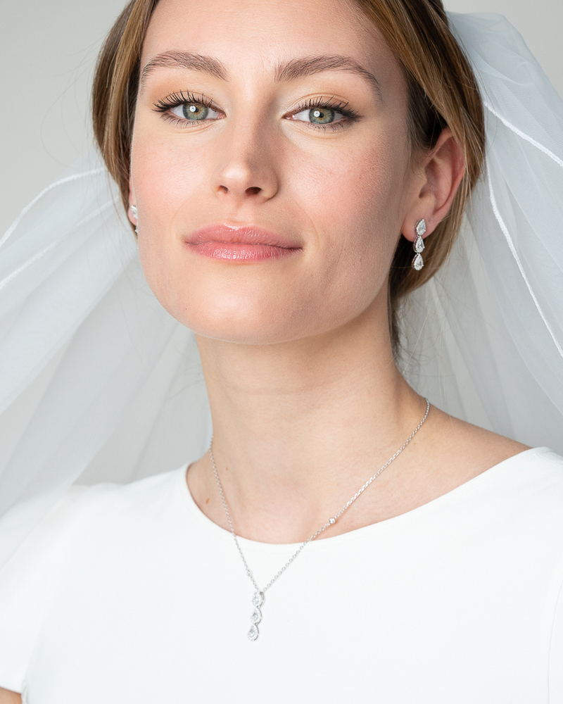 Collier « 3  Poires Sweet Pear » en argent 925 rhodié, orné de trois pendentifs en zirconium taille poire, chaîne fine avec réglage