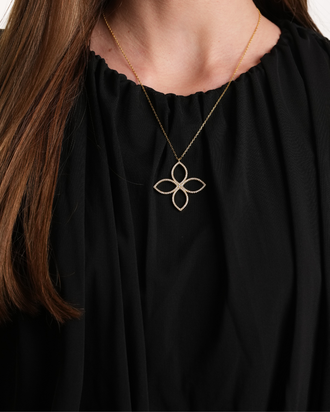 Collier pendant Fleur Éternelle doré GENA Jewelry en argent 925 doré, serti de zircons.