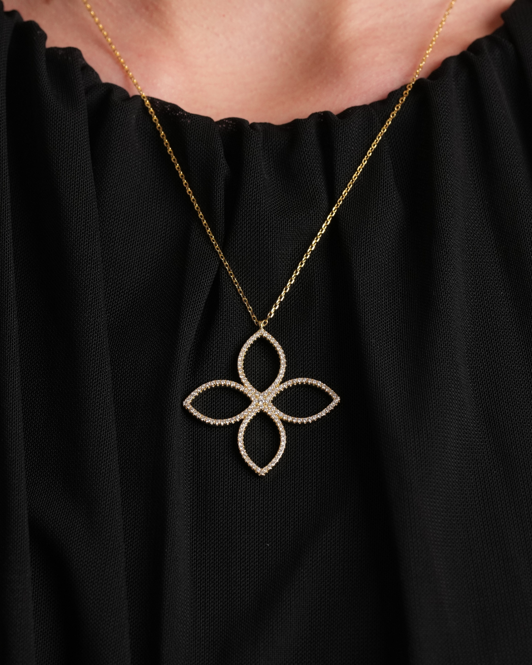 Collier pendant Fleur Éternelle doré GENA Jewelry en argent 925 doré, serti de zircons.