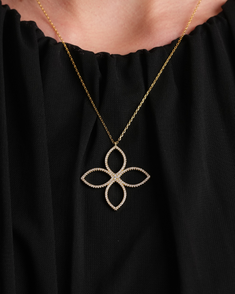 Collier pendant Fleur Éternelle doré GENA Jewelry en argent 925 doré, serti de zircons.