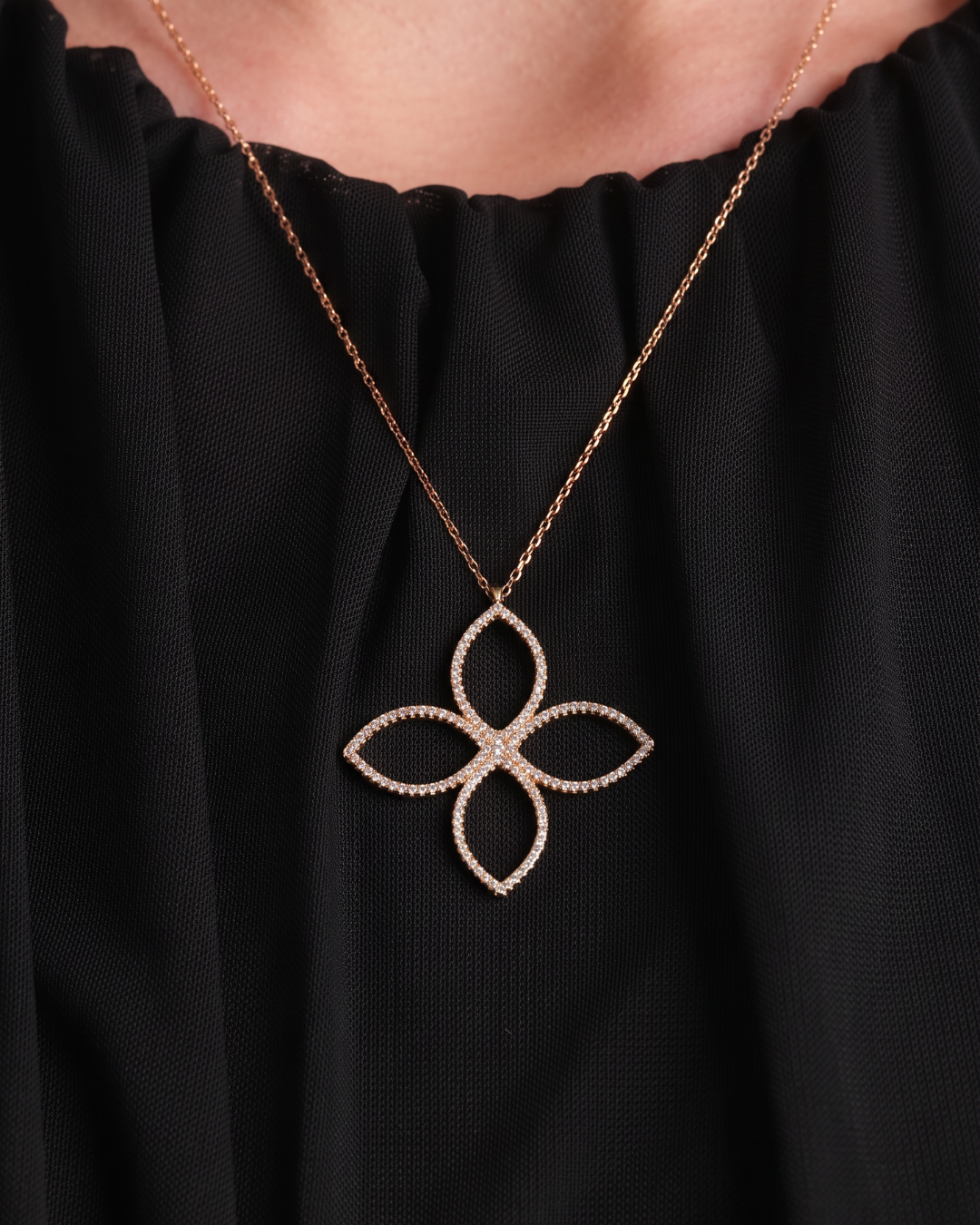 Collier pendant Fleur Éternelle rose GENA Jewelry en argent 925 doré à l’or rose, serti de zircons.