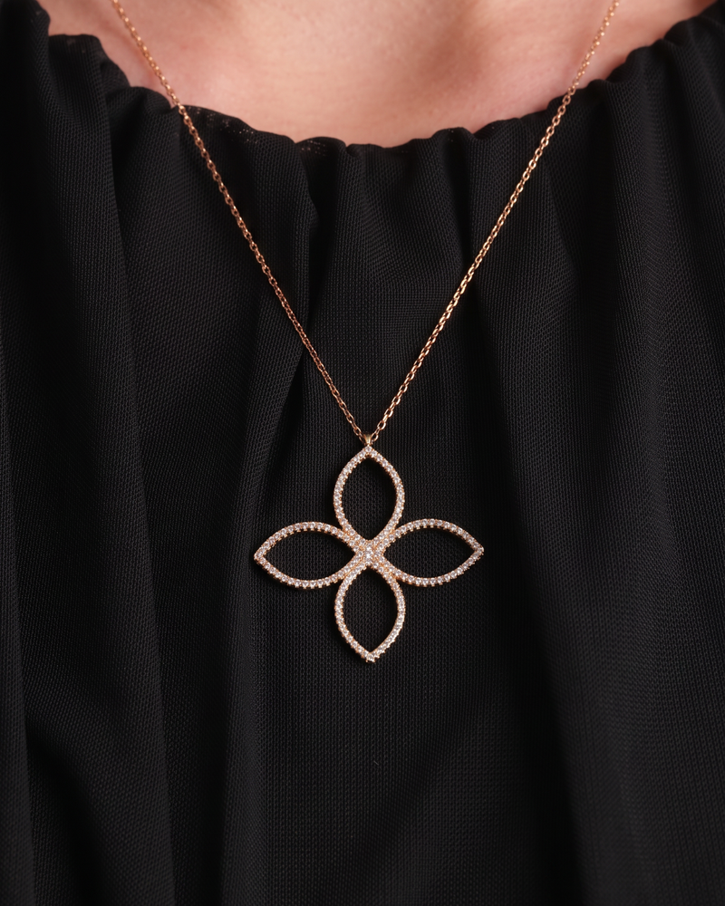 Collier pendant Fleur Éternelle rose GENA Jewelry en argent 925 doré à l’or rose, serti de zircons.