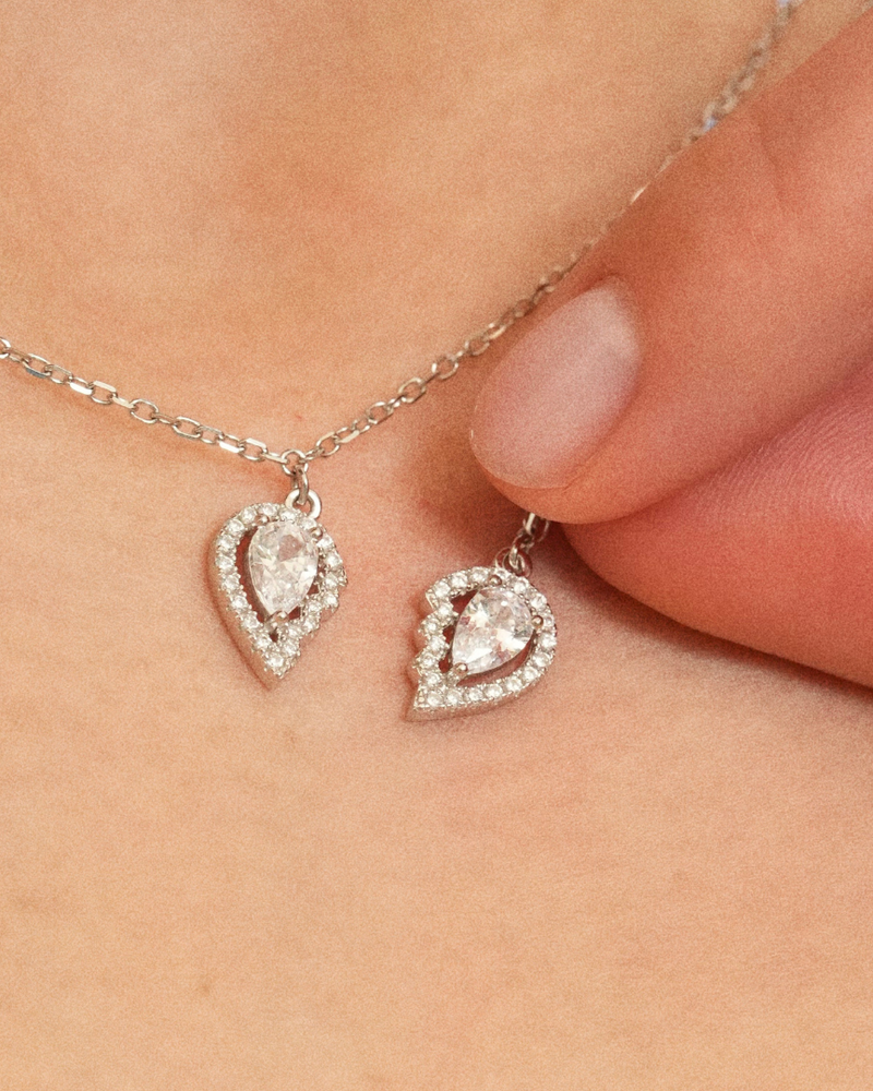 Colliers « Besties » en argent 925 doré à l’or fin 18 carats, deux moitiés de cœur pavées de zirconiums montées sur deux chaînes fines assorties, finition polie brillante.