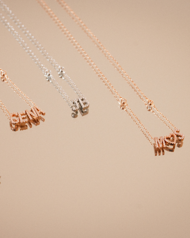 Colliers personnalisables en argent 925 rhodié ou doré à l'or 18 carats rose avec chaîne fine et lettres à composer, bijou femme sur mesure.