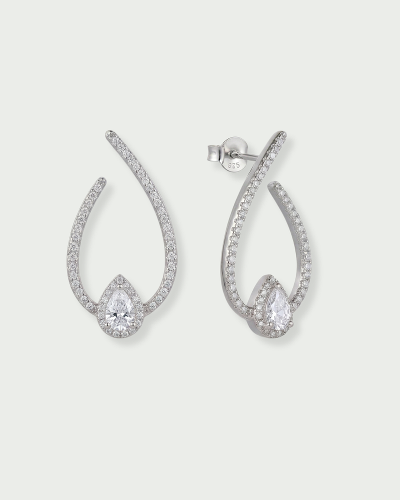 Créoles goutte Gala blanc GENA Jewelry en argent 925 rhodié, serties de zircons blancs et d’une pierre taille poire.
