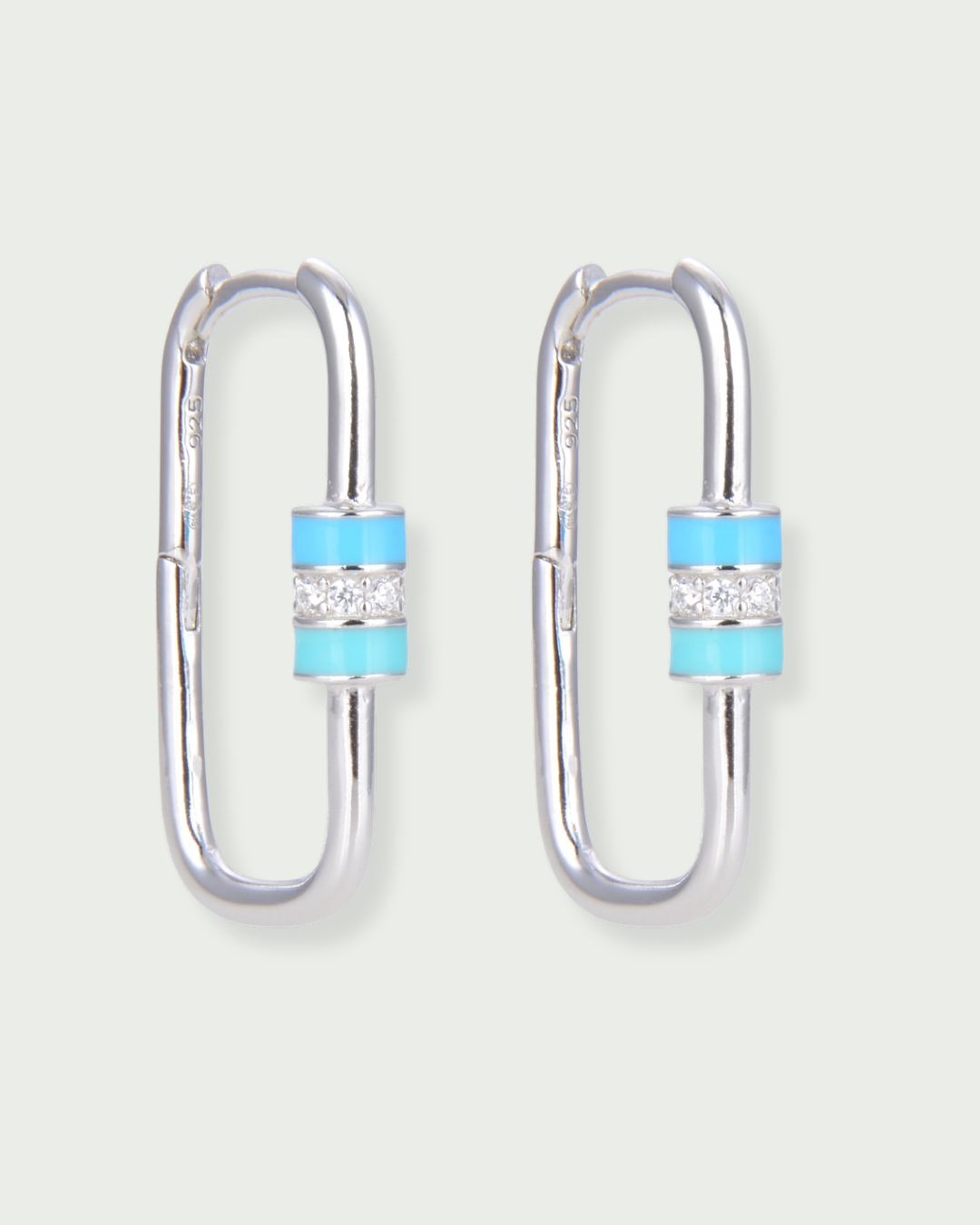 Boucles « Ancrage » en argent 925 rhodié, mousquetons géométriques rehaussés d’un fermoir en émail coloré, polissage haute brillance.