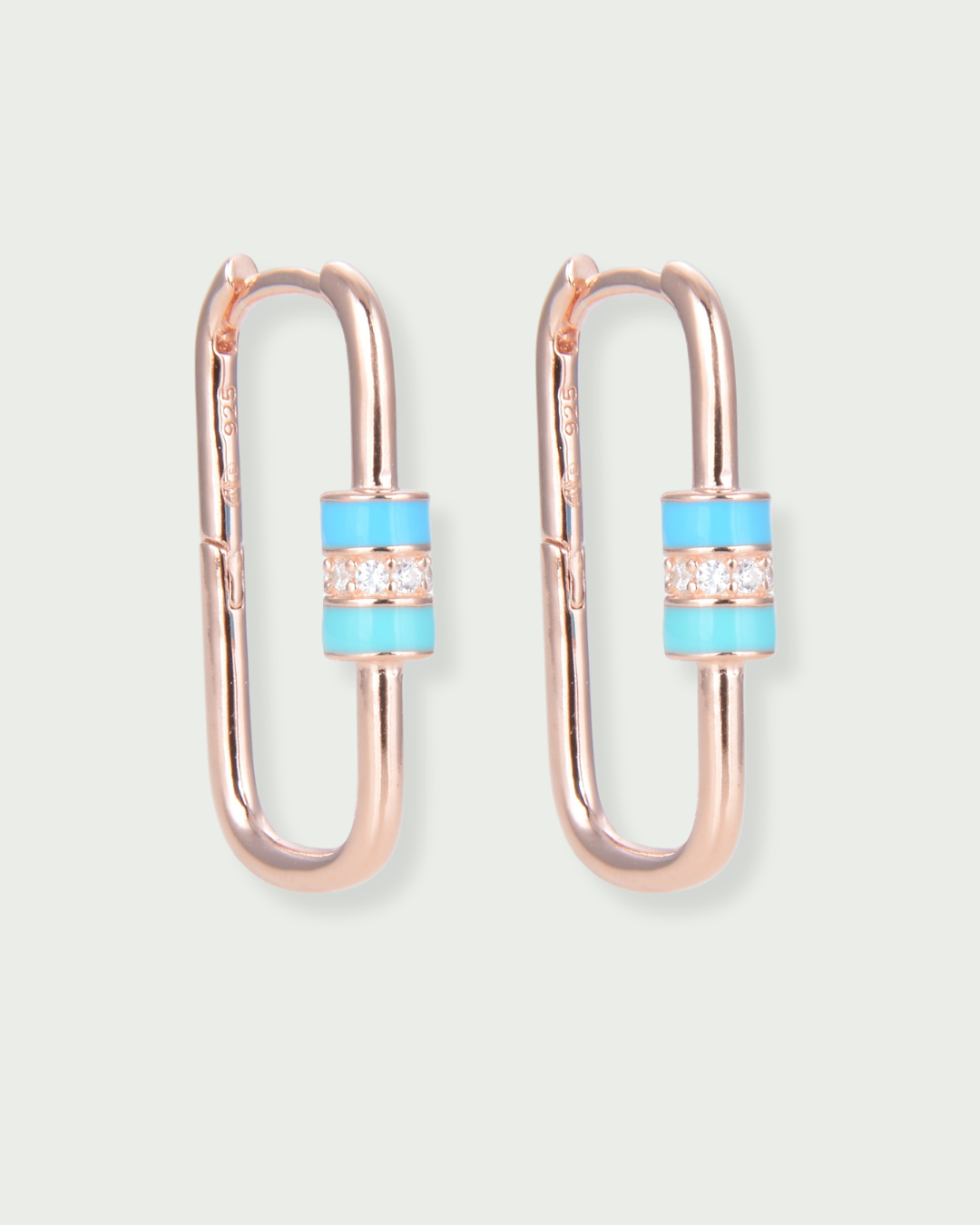Boucles « Ancrage » en argent 925 doré rose, mousquetons géométriques rehaussés d’un fermoir en émail coloré, polissage haute brillance.