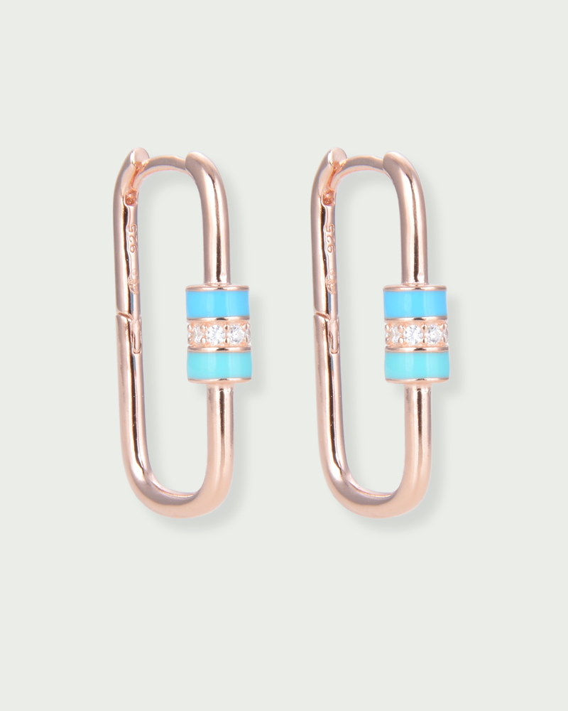 Boucles « Ancrage » en argent 925 doré rose, mousquetons géométriques rehaussés d’un fermoir en émail coloré, polissage haute brillance.