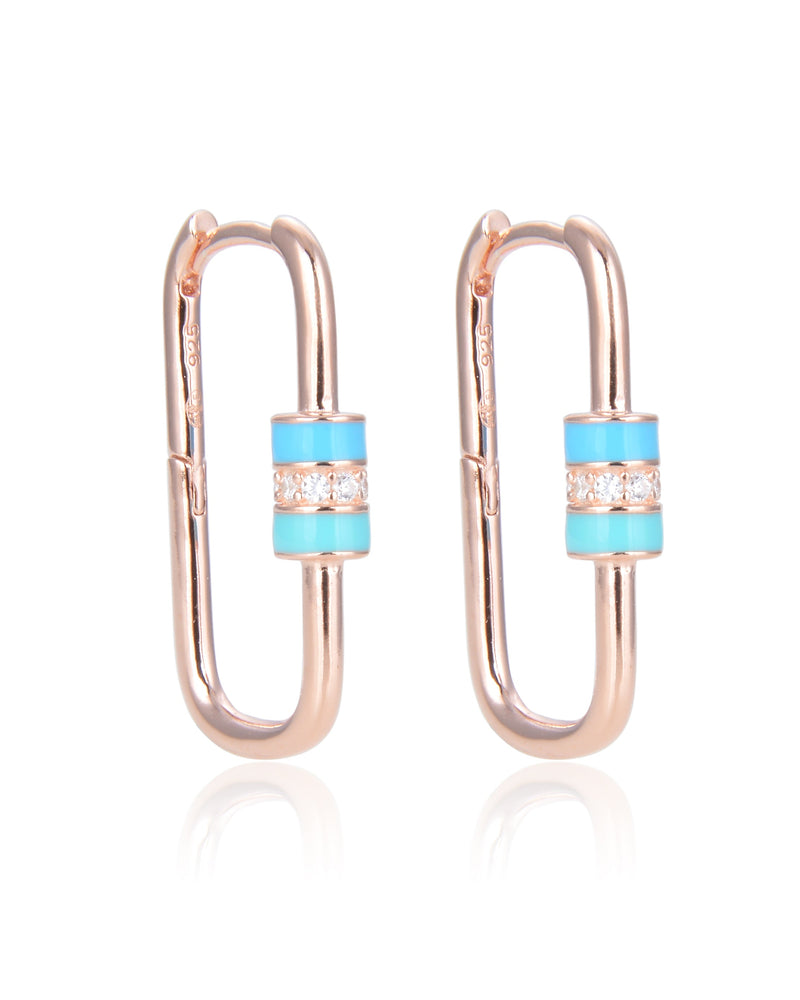 Boucles « Ancrage » en argent 925 doré rose, mousquetons géométriques rehaussés d’un fermoir en émail coloré, polissage haute brillance.