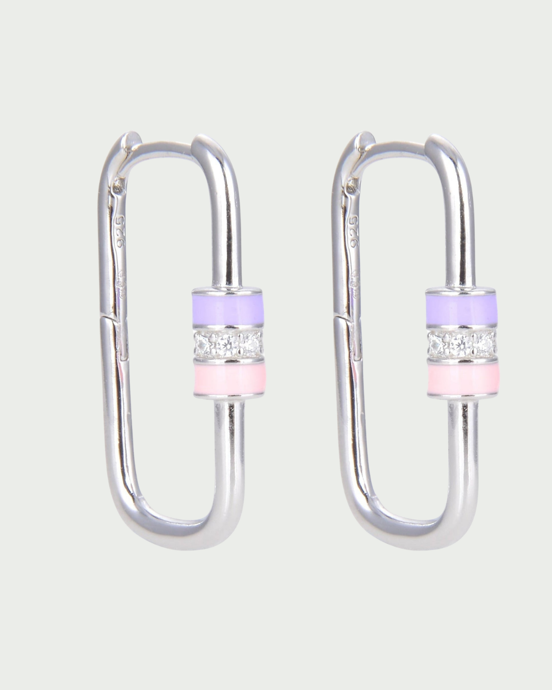 Boucles « Ancrage » en argent 925 doré rose, mousquetons géométriques rehaussés d’un fermoir en émail coloré, polissage haute brillance.