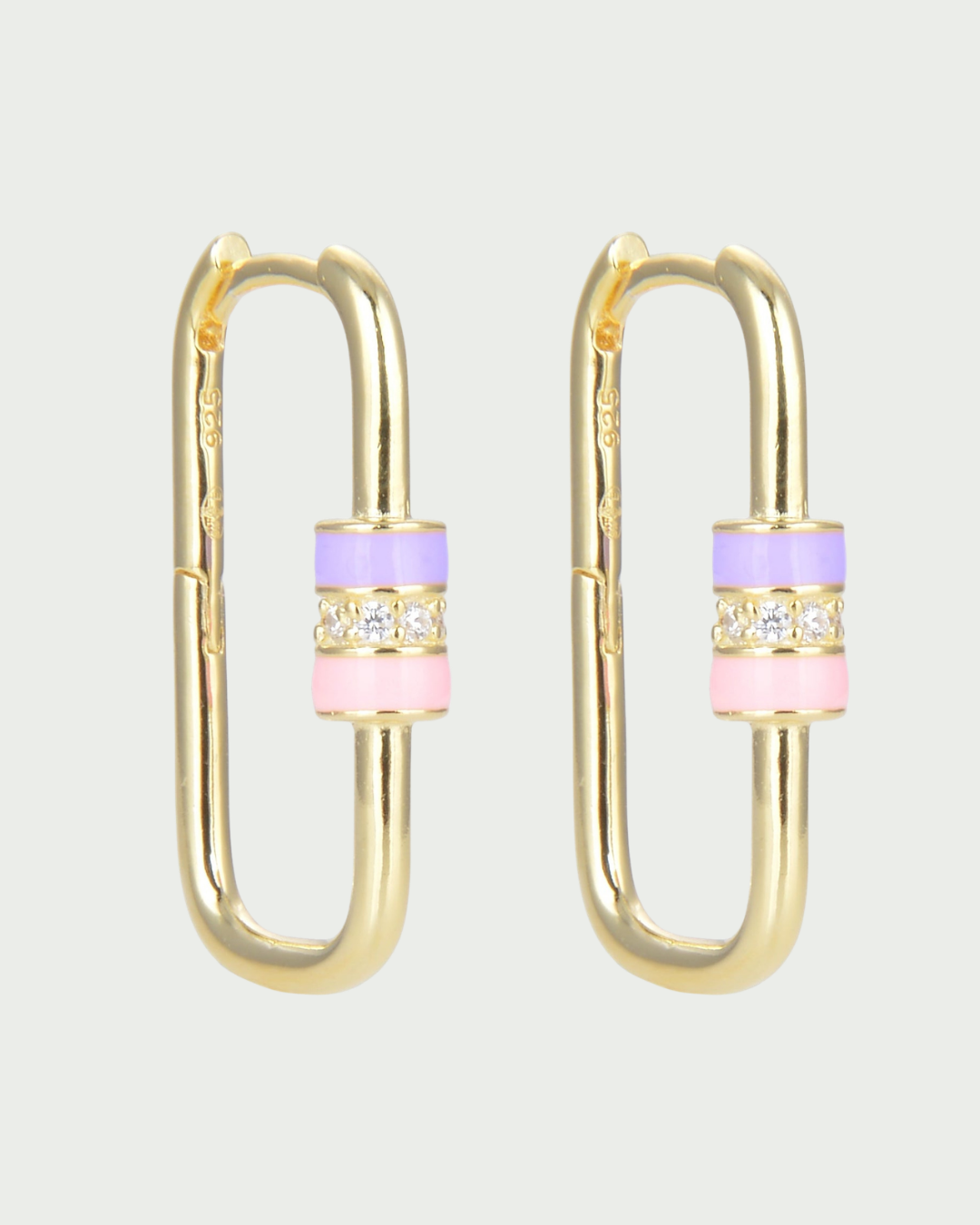 Boucles « Ancrage » en argent 925 doré jaune, mousquetons géométriques rehaussés d’un fermoir en émail coloré, polissage haute brillance.